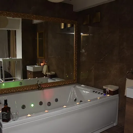 Business Jacuzzi Apartmán *
